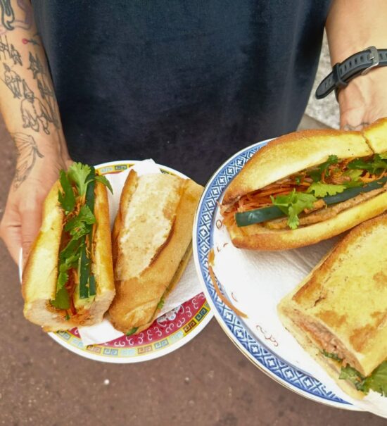 À Marseille, Cà phê đá propose des banh mi, cafés vietnamiens, glaces et autres plats parfumés. Une échoppe, avec terrasse, où s'infuse toute la richesse de la gastronomie du Vietnam (banh mi)