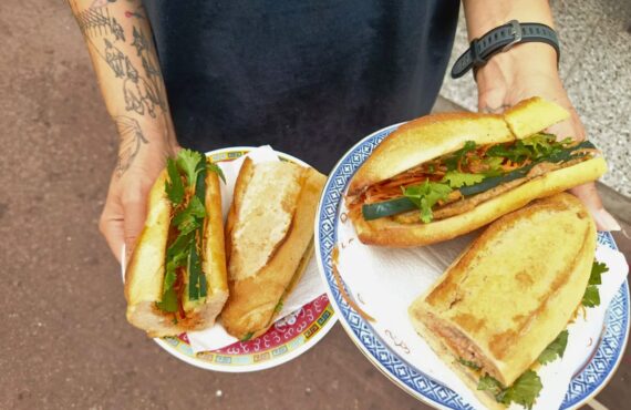 À Marseille, Cà phê đá propose des banh mi, cafés vietnamiens, glaces et autres plats parfumés. Une échoppe, avec terrasse, où s'infuse toute la richesse de la gastronomie du Vietnam (banh mi)