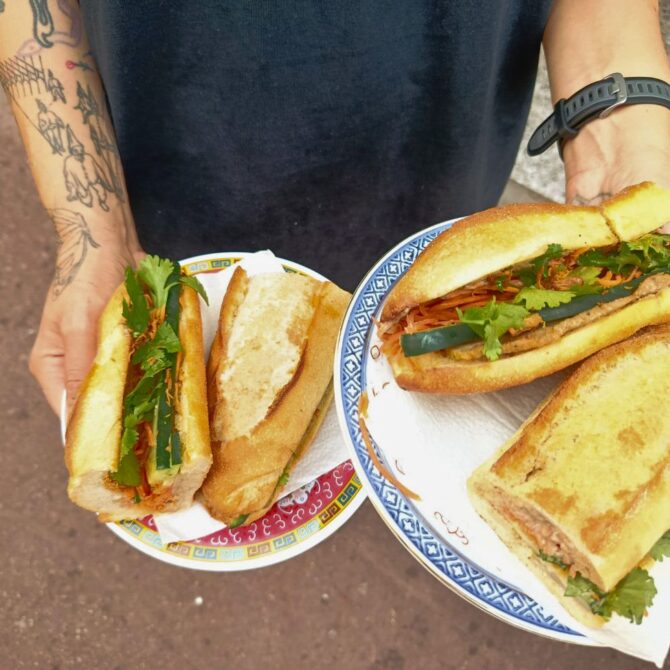 À Marseille, Cà phê đá propose des banh mi, cafés vietnamiens, glaces et autres plats parfumés. Une échoppe, avec terrasse, où s'infuse toute la richesse de la gastronomie du Vietnam (banh mi)