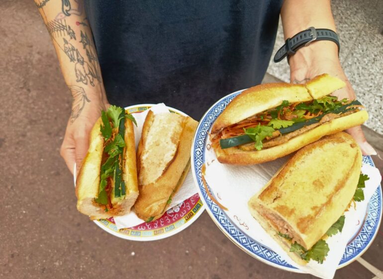 À Marseille, Cà phê đá propose des banh mi, cafés vietnamiens, glaces et autres plats parfumés. Une échoppe, avec terrasse, où s'infuse toute la richesse de la gastronomie du Vietnam (banh mi)