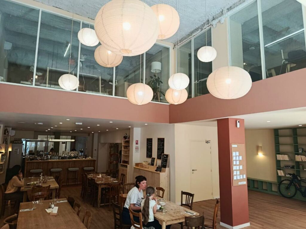 À Marseille, Kawaa est bien plus qu’un café : c'est un lieu vivant de 1000 m² où le lien se crée autour d’une cantine solidaire, d'espaces de travail et d'une programmation créative à souhait (rez de chaussée)