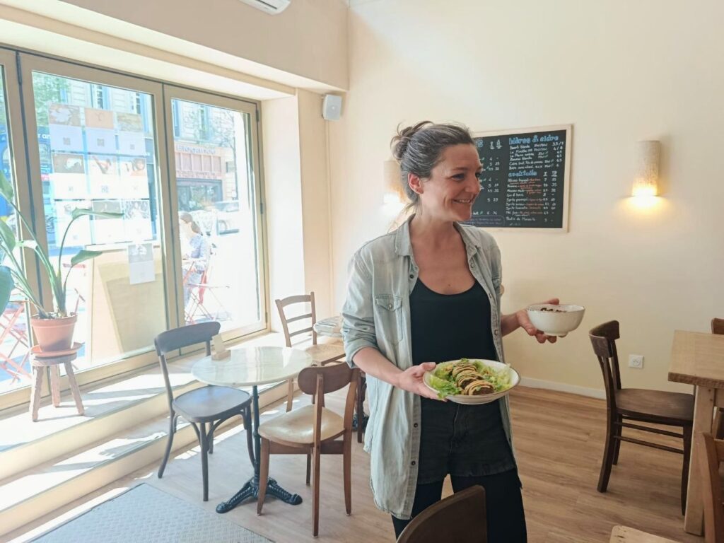 À Marseille, Kawaa est bien plus qu’un café : c'est un lieu vivant de 1000 m² où le lien se crée autour d’une cantine solidaire, d'espaces de travail et d'une programmation créative à souhait (corinne)