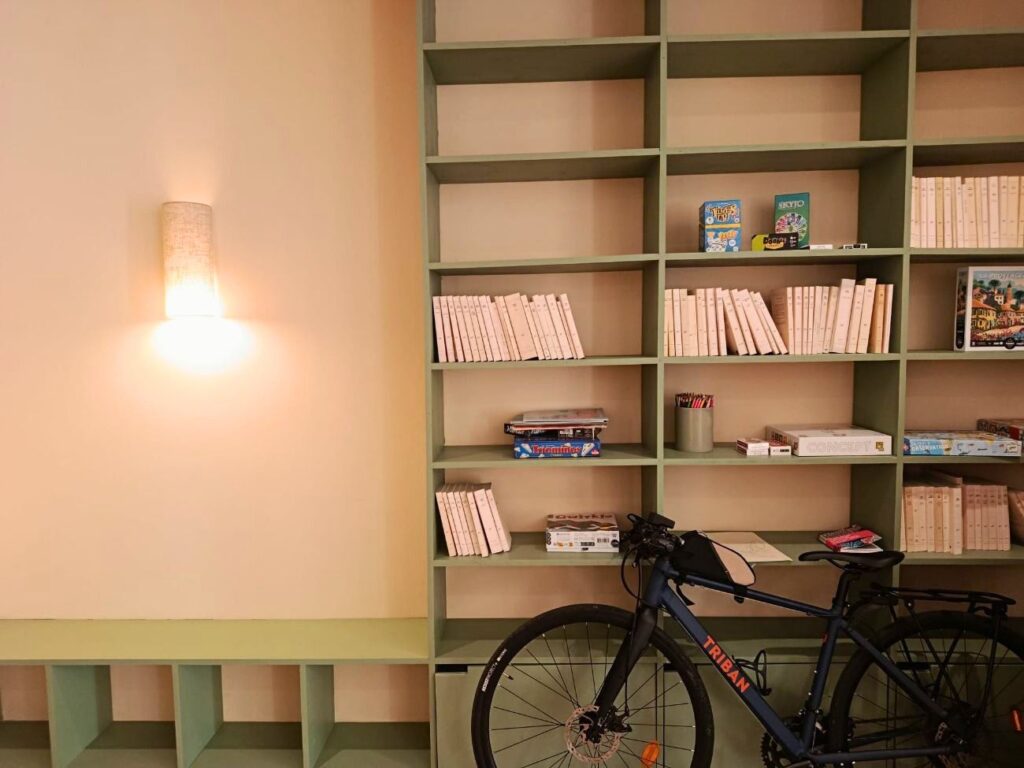 À Marseille, Kawaa est bien plus qu’un café : c'est un lieu vivant de 1000 m² où le lien se crée autour d’une cantine solidaire, d'espaces de travail et d'une programmation créative à souhait (bibliothèque)