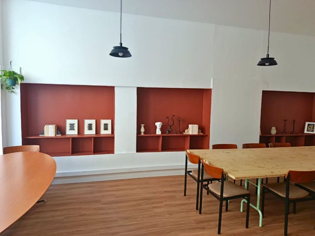 À Marseille, Kawaa est bien plus qu’un café : c'est un lieu vivant de 1000 m² où le lien se crée autour d’une cantine solidaire, d'espaces de travail et d'une programmation créative à souhait (bureau)