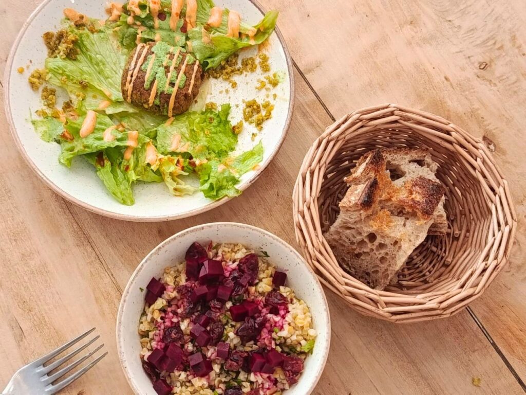 À Marseille, Kawaa est bien plus qu’un café : c'est un lieu vivant de 1000 m² où le lien se crée autour d’une cantine solidaire, d'espaces de travail et d'une programmation créative à souhait (entrées)