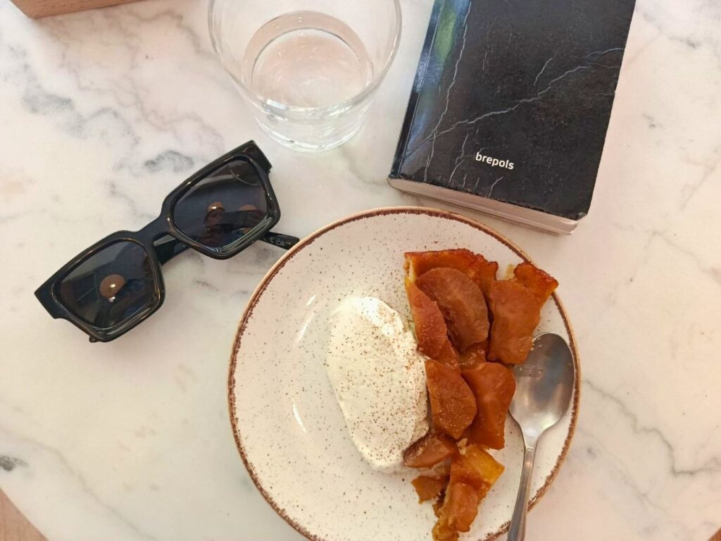 À Marseille, Kawaa est bien plus qu’un café : c'est un lieu vivant de 1000 m² où le lien se crée autour d’une cantine solidaire, d'espaces de travail et d'une programmation créative à souhait (dessert)