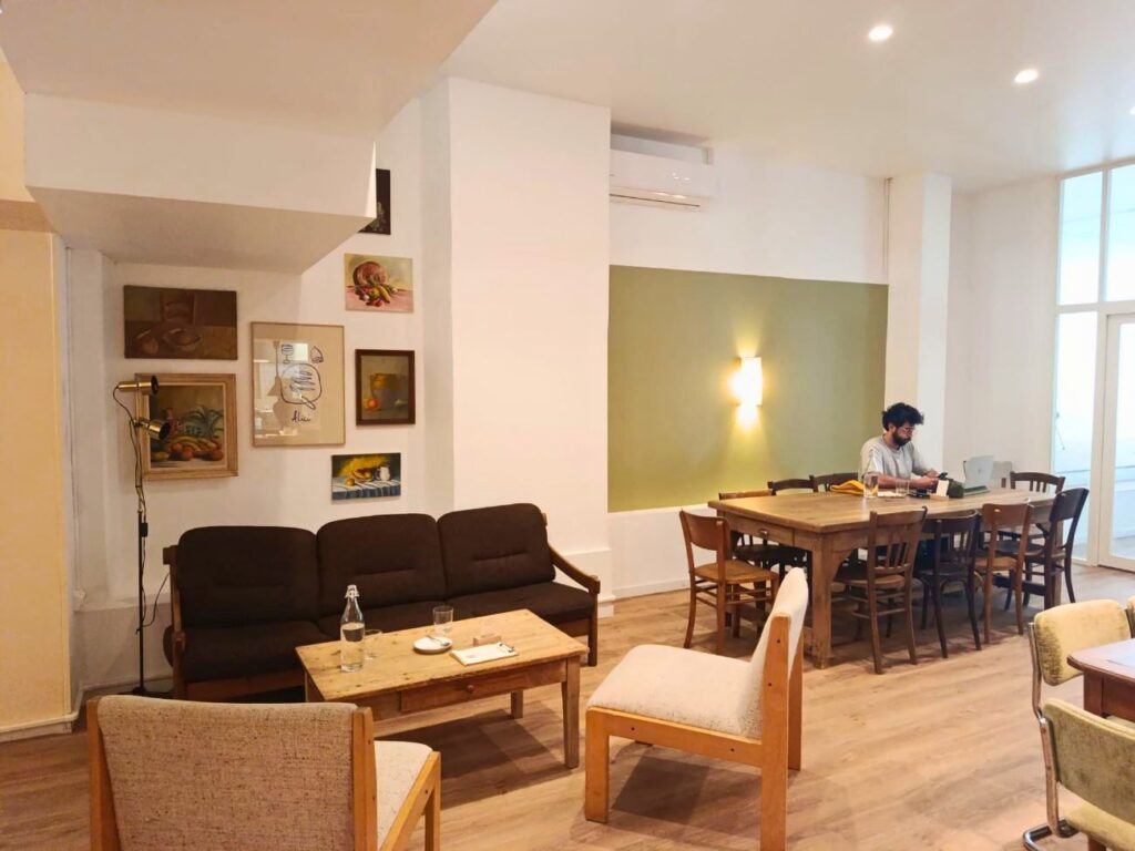 À Marseille, Kawaa est bien plus qu’un café : c'est un lieu vivant de 1000 m² où le lien se crée autour d’une cantine solidaire, d'espaces de travail et d'une programmation créative à souhait (salon)