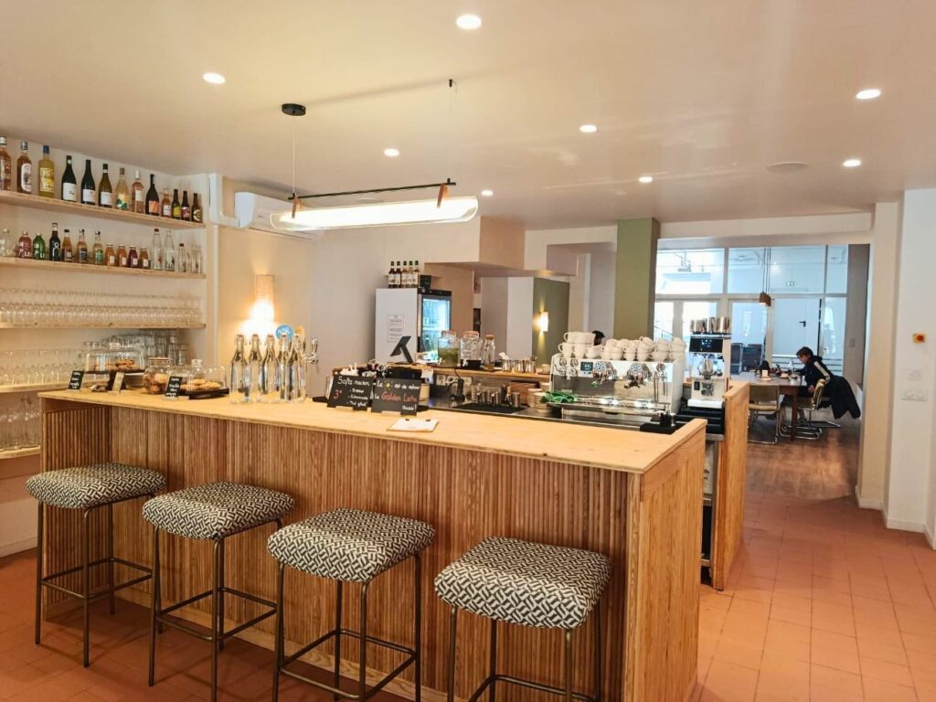 À Marseille, Kawaa est bien plus qu’un café : c'est un lieu vivant de 1000 m² où le lien se crée autour d’une cantine solidaire, d'espaces de travail et d'une programmation créative à souhait (bar)