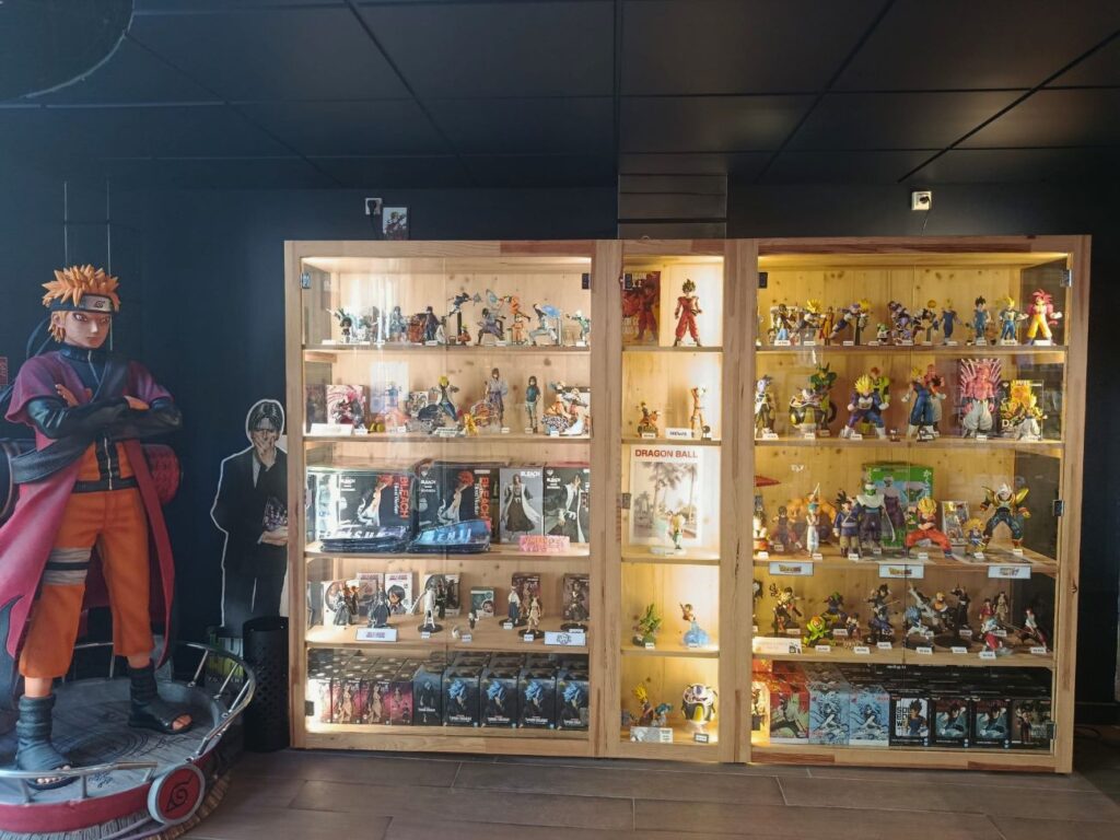 À Marseille, la librairie spécialisée Tsundoku cultive l'amour du manga dans une ambiance pointue et immersive. Dans cette enseigne indépendante, on vient avant tout pour s'évader (vitrine)