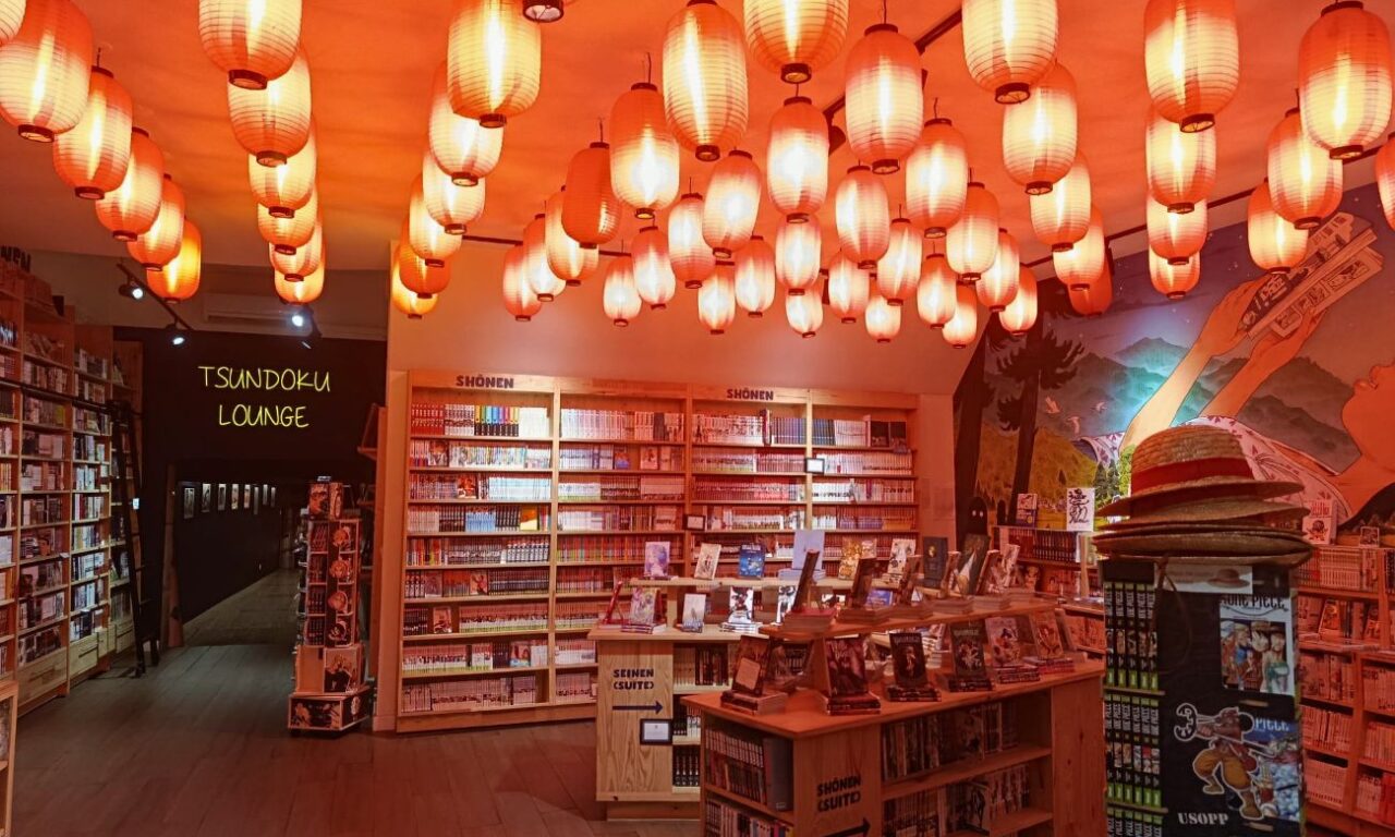 À Marseille, la librairie spécialisée Tsundoku cultive l'amour du manga dans une ambiance pointue et immersive. Dans cette enseigne indépendante, on vient avant tout pour s'évader (lampions)