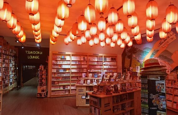 À Marseille, la librairie spécialisée Tsundoku cultive l'amour du manga dans une ambiance pointue et immersive. Dans cette enseigne indépendante, on vient avant tout pour s'évader (lampions)