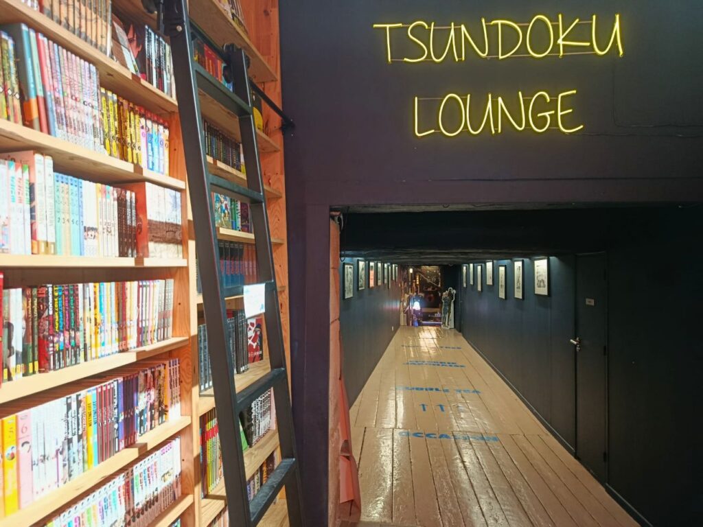 À Marseille, la librairie spécialisée Tsundoku cultive l'amour du manga dans une ambiance pointue et immersive. Dans cette enseigne indépendante, on vient avant tout pour s'évader (couloir)