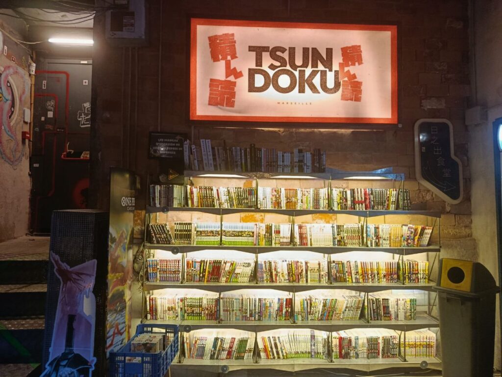 À Marseille, la librairie spécialisée Tsundoku cultive l'amour du manga dans une ambiance pointue et immersive. Dans cette enseigne indépendante, on vient avant tout pour s'évader (étagère)