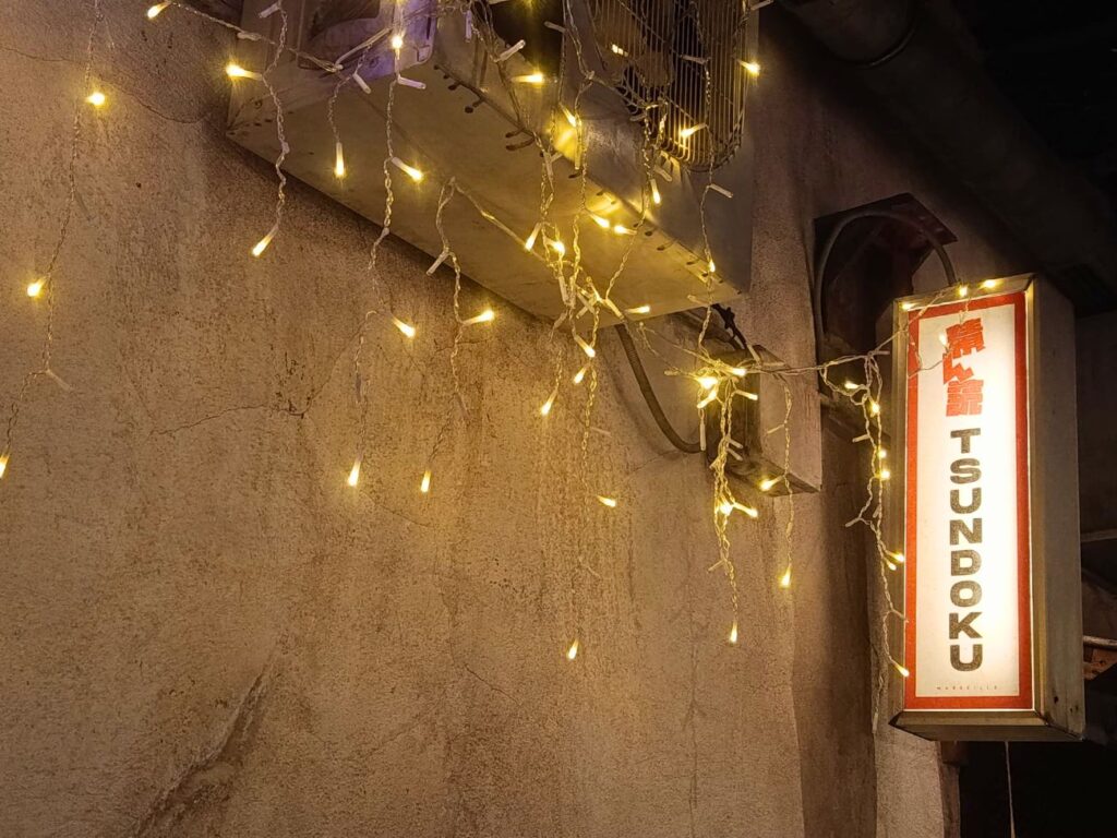 À Marseille, la librairie spécialisée Tsundoku cultive l'amour du manga dans une ambiance pointue et immersive. Dans cette enseigne indépendante, on vient avant tout pour s'évader (panneau)