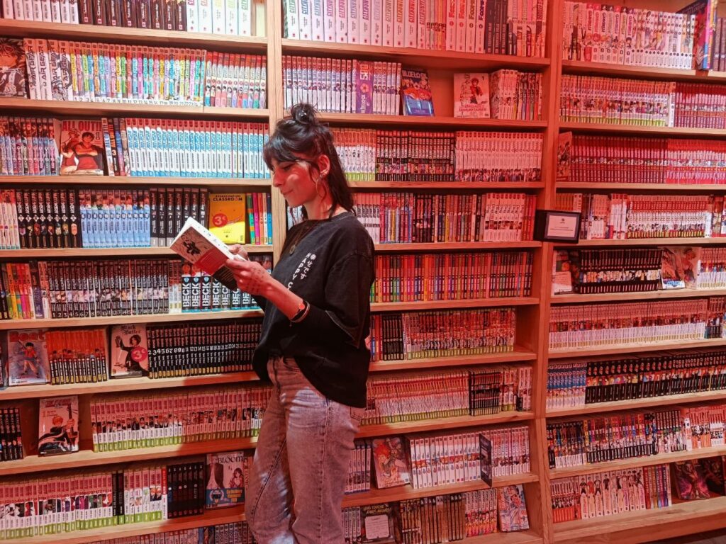 À Marseille, la librairie spécialisée Tsundoku cultive l'amour du manga dans une ambiance pointue et immersive. Dans cette enseigne indépendante, on vient avant tout pour s'évader (fanny lecture)