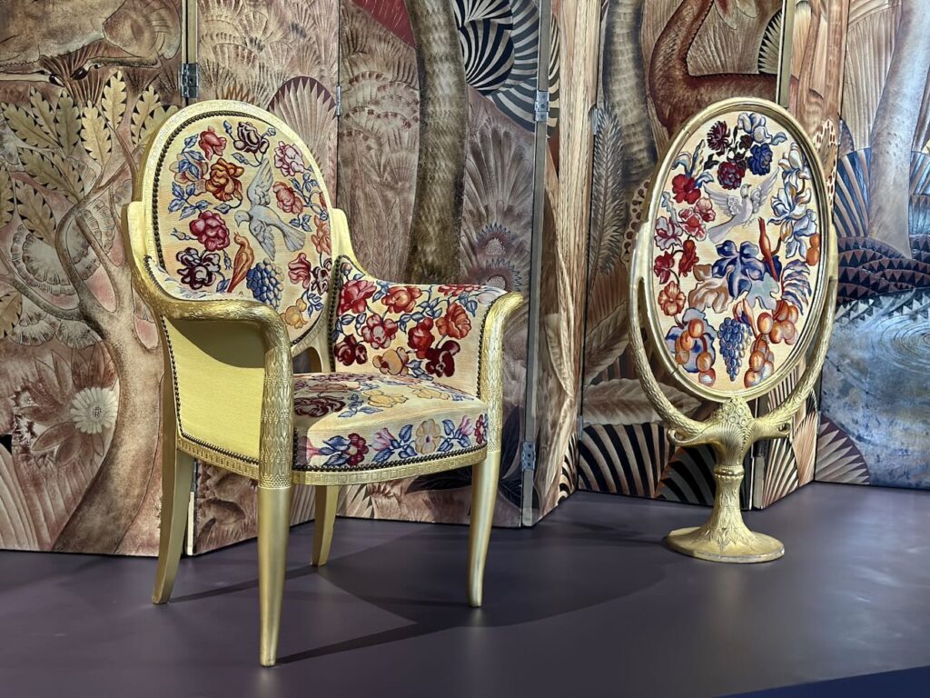 Au Château Borély, l’exposition « Art nouveau – Art déco. Marseille au cœur des styles » retrace le passage des courbes végétales de la Belle Époque aux lignes géométriques du modernisme à travers près de 300 œuvres exceptionnelles (fauteuil)
