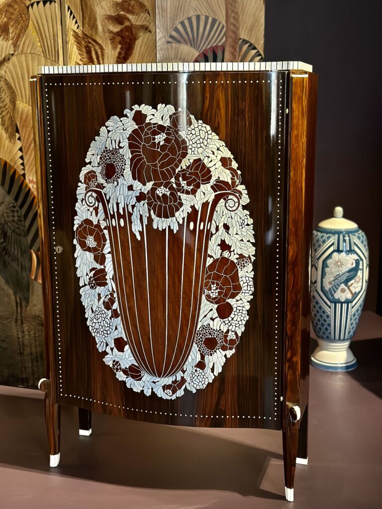 Au Château Borély, l’exposition « Art nouveau – Art déco. Marseille au cœur des styles » retrace le passage des courbes végétales de la Belle Époque aux lignes géométriques du modernisme à travers près de 300 œuvres exceptionnelles (meuble)