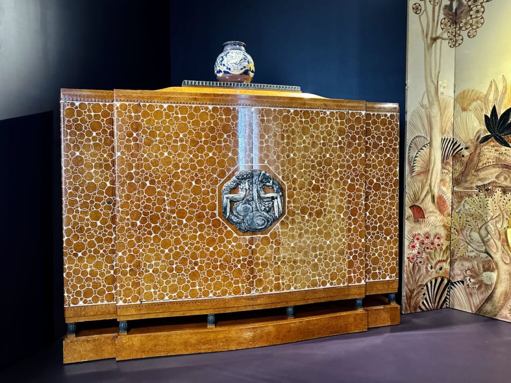 Au Château Borély, l’exposition « Art nouveau – Art déco. Marseille au cœur des styles » retrace le passage des courbes végétales de la Belle Époque aux lignes géométriques du modernisme à travers près de 300 œuvres exceptionnelles (buffet)