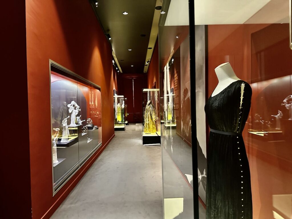 Au Château Borély, l’exposition « Art nouveau – Art déco. Marseille au cœur des styles » retrace le passage des courbes végétales de la Belle Époque aux lignes géométriques du modernisme à travers près de 300 œuvres exceptionnelles (section mode)