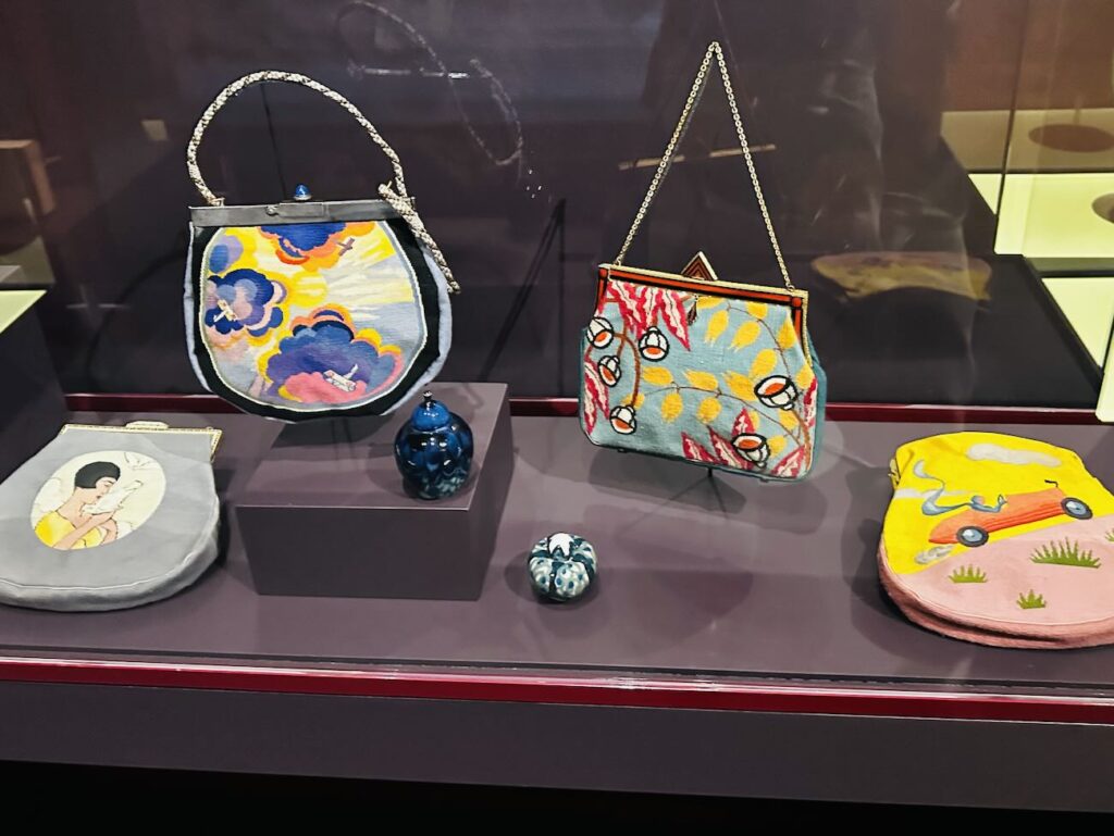 Au Château Borély, l’exposition « Art nouveau – Art déco. Marseille au cœur des styles » retrace le passage des courbes végétales de la Belle Époque aux lignes géométriques du modernisme à travers près de 300 œuvres exceptionnelles (sacs à main)