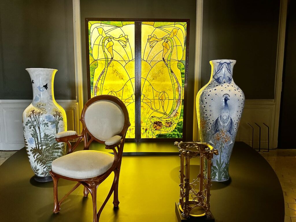 Au Château Borély, l’exposition « Art nouveau – Art déco. Marseille au cœur des styles » retrace le passage des courbes végétales de la Belle Époque aux lignes géométriques du modernisme à travers près de 300 œuvres exceptionnelles (guimard)