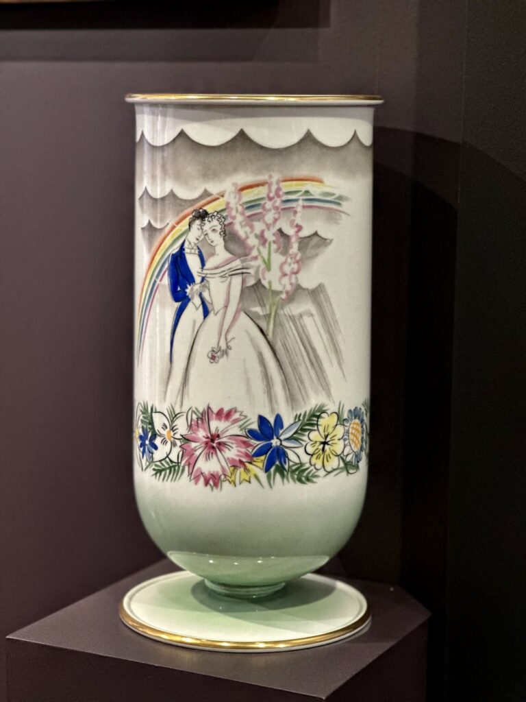 Au Château Borély, l’exposition « Art nouveau – Art déco. Marseille au cœur des styles » retrace le passage des courbes végétales de la Belle Époque aux lignes géométriques du modernisme à travers près de 300 œuvres exceptionnelles (vase)