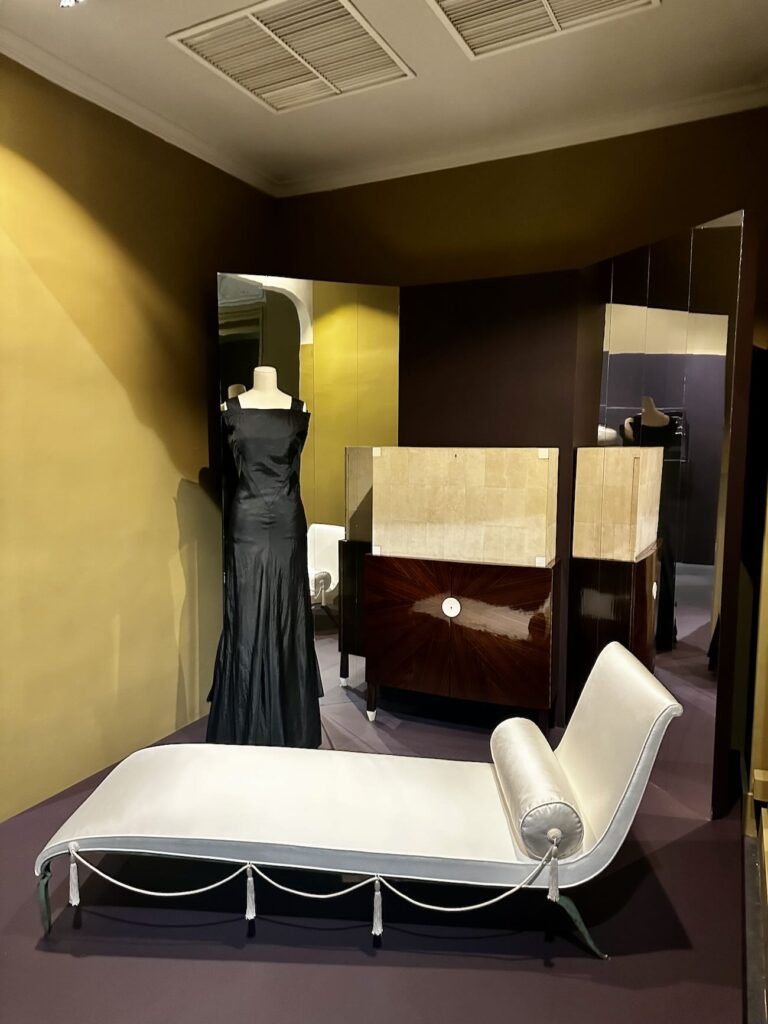 Au Château Borély, l’exposition « Art nouveau – Art déco. Marseille au cœur des styles » retrace le passage des courbes végétales de la Belle Époque aux lignes géométriques du modernisme à travers près de 300 œuvres exceptionnelles (robe)