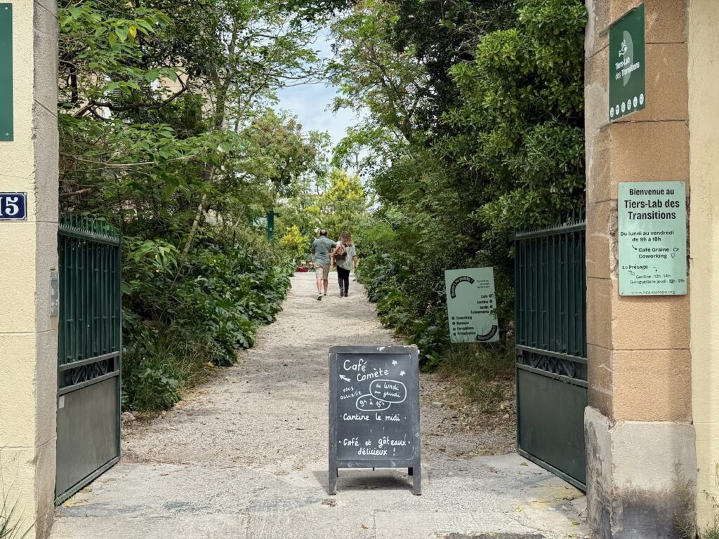 Au jardin du Tiers-Lab des Transitions à Marseille, le Café Comète propose chaque jour une cuisine végétarienne, botanique et anti-gaspi, à savourer. (entrée)