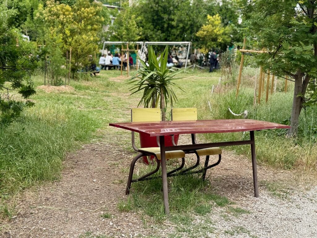 Au jardin du Tiers-Lab des Transitions à Marseille, le Café Comète propose chaque jour une cuisine végétarienne, botanique et anti-gaspi, à savourer. (bureau)