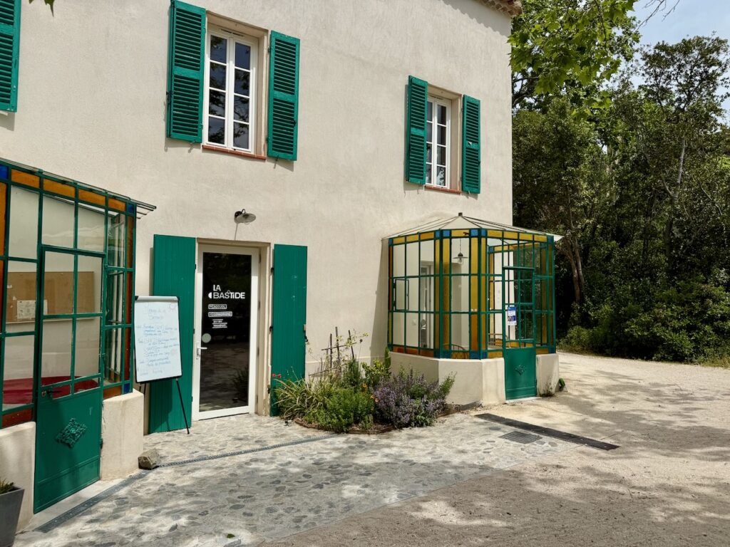Au jardin du Tiers-Lab des Transitions à Marseille, le Café Comète propose chaque jour une cuisine végétarienne, botanique et anti-gaspi, à savourer. (Lab)