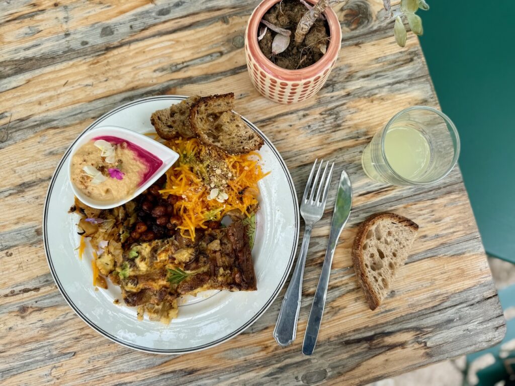Au jardin du Tiers-Lab des Transitions à Marseille, le Café Comète propose chaque jour une cuisine végétarienne, botanique et anti-gaspi, à savourer. (plat)
