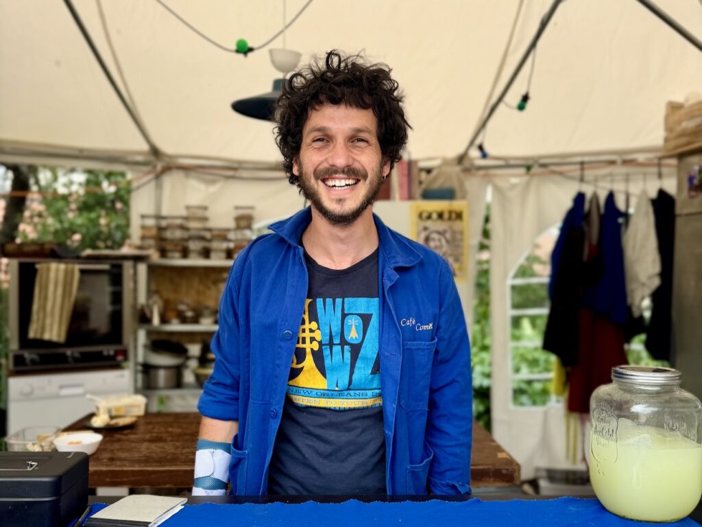 Au jardin du Tiers-Lab des Transitions à Marseille, le Café Comète propose chaque jour une cuisine végétarienne, botanique et anti-gaspi, à savourer. (ben)