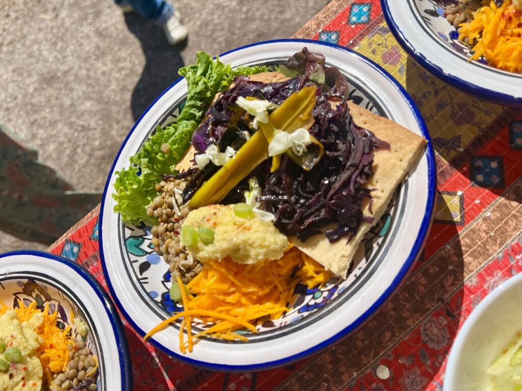 Au jardin du Tiers-Lab des Transitions à Marseille, le Café Comète propose chaque jour une cuisine végétarienne, botanique et anti-gaspi, à savourer. (assiette cinq)