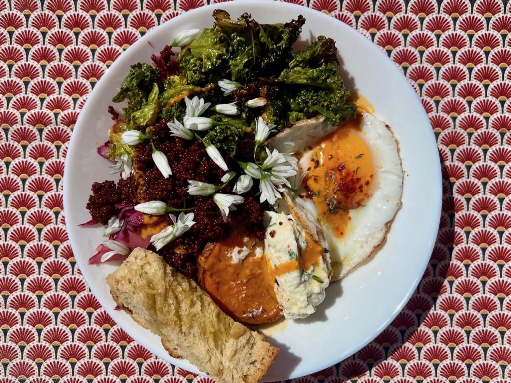 Au jardin du Tiers-Lab des Transitions à Marseille, le Café Comète propose chaque jour une cuisine végétarienne, botanique et anti-gaspi, à savourer. (assiette trois)