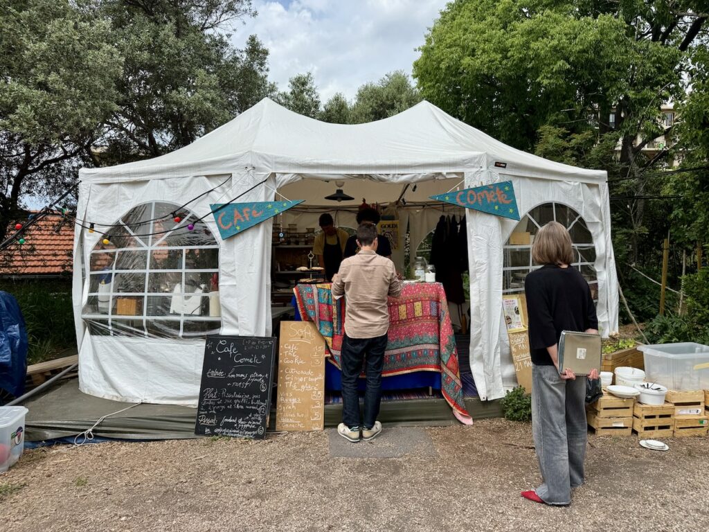 Au jardin du Tiers-Lab des Transitions à Marseille, le Café Comète propose chaque jour une cuisine végétarienne, botanique et anti-gaspi, à savourer. (café comete)