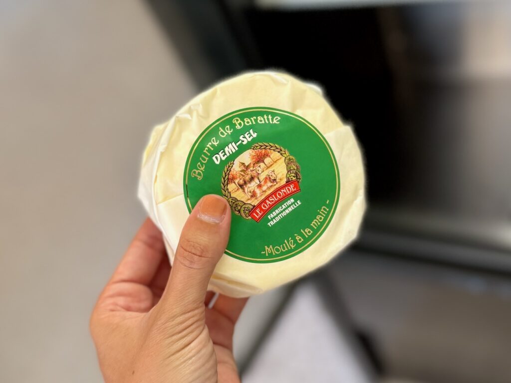 Frometon est une crémerie-fromagerie installée dans le quartier Sainte-Anne à Marseille : quatre-vingt-cinq variétés, une cave en circuit court et une terrasse de dégustation à venir. (beurre)