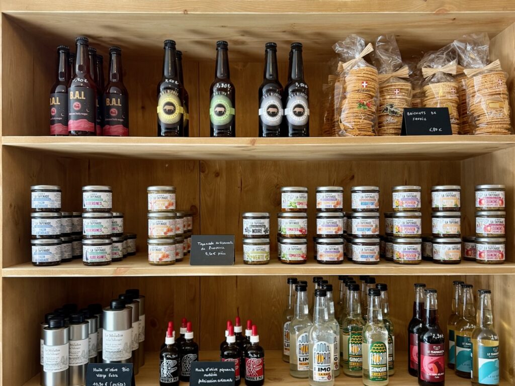 Frometon est une crémerie-fromagerie installée dans le quartier Sainte-Anne à Marseille : quatre-vingt-cinq variétés, une cave en circuit court et une terrasse de dégustation à venir. (épicerie)