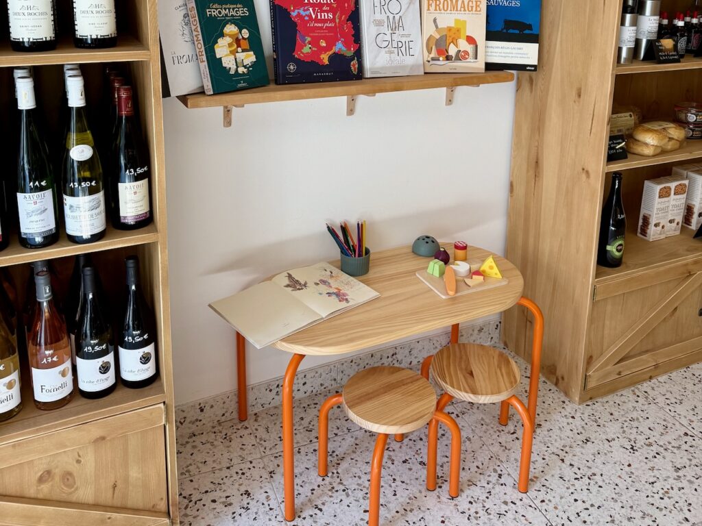 Frometon est une crémerie-fromagerie installée dans le quartier Sainte-Anne à Marseille : quatre-vingt-cinq variétés, une cave en circuit court et une terrasse de dégustation à venir. (espace enfants)