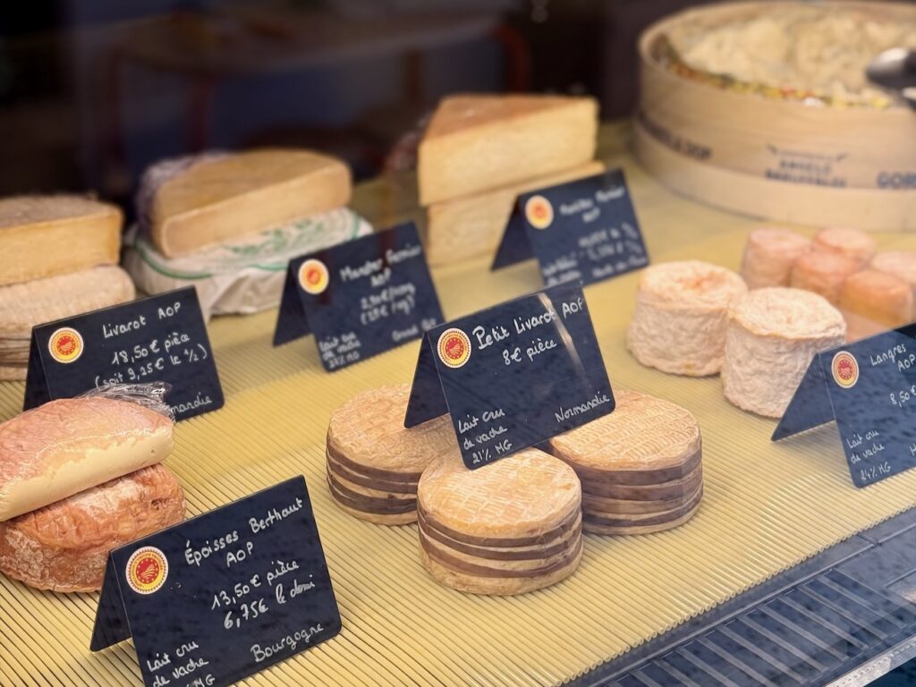 Frometon est une crémerie-fromagerie installée dans le quartier Sainte-Anne à Marseille : quatre-vingt-cinq variétés, une cave en circuit court et une terrasse de dégustation à venir. (produits)