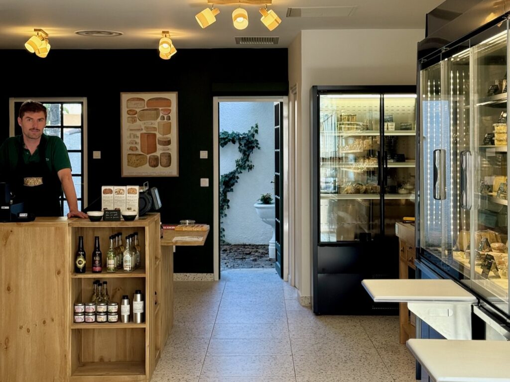 Frometon est une crémerie-fromagerie installée dans le quartier Sainte-Anne à Marseille : quatre-vingt-cinq variétés, une cave en circuit court et une terrasse de dégustation à venir. (boutique)