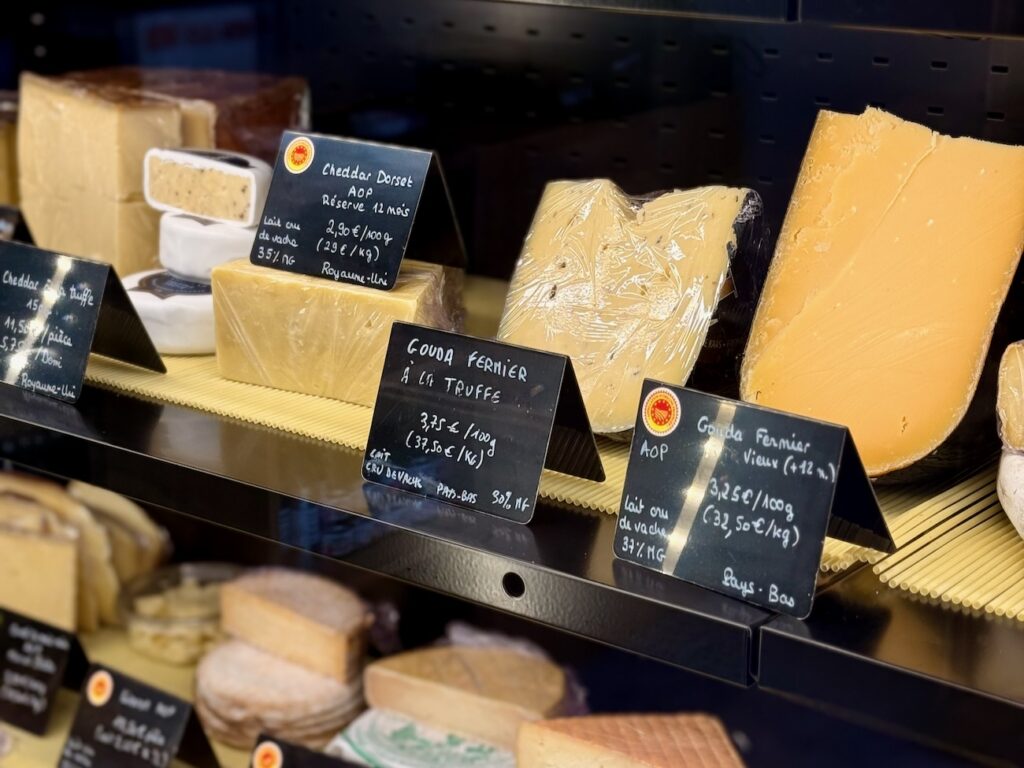 Frometon est une crémerie-fromagerie installée dans le quartier Sainte-Anne à Marseille : quatre-vingt-cinq variétés, une cave en circuit court et une terrasse de dégustation à venir. (vitrine)