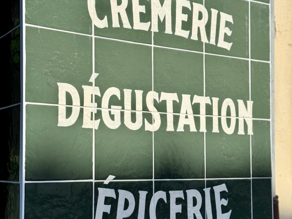 Frometon est une crémerie-fromagerie installée dans le quartier Sainte-Anne à Marseille : quatre-vingt-cinq variétés, une cave en circuit court et une terrasse de dégustation à venir. (devanture)