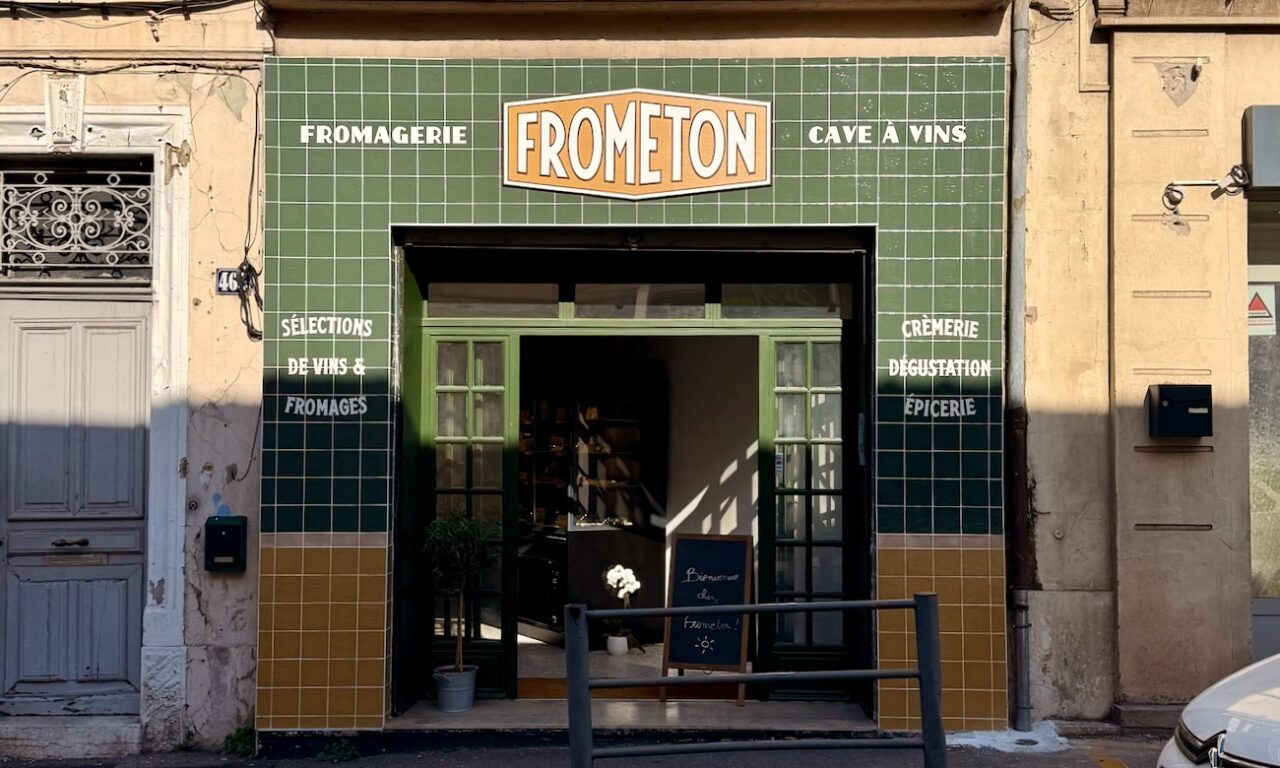 Frometon est une crémerie-fromagerie installée dans le quartier Sainte-Anne à Marseille : quatre-vingt-cinq variétés, une cave en circuit court et une terrasse de dégustation à venir. (façade)