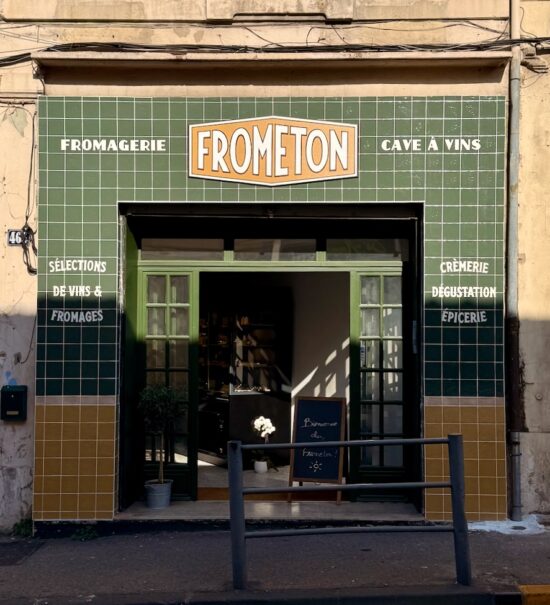 Frometon est une crémerie-fromagerie installée dans le quartier Sainte-Anne à Marseille : quatre-vingt-cinq variétés, une cave en circuit court et une terrasse de dégustation à venir. (façade)