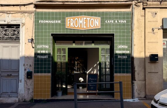 Frometon est une crémerie-fromagerie installée dans le quartier Sainte-Anne à Marseille : quatre-vingt-cinq variétés, une cave en circuit court et une terrasse de dégustation à venir. (façade)