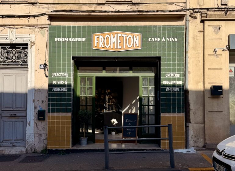 Frometon est une crémerie-fromagerie installée dans le quartier Sainte-Anne à Marseille : quatre-vingt-cinq variétés, une cave en circuit court et une terrasse de dégustation à venir. (façade)