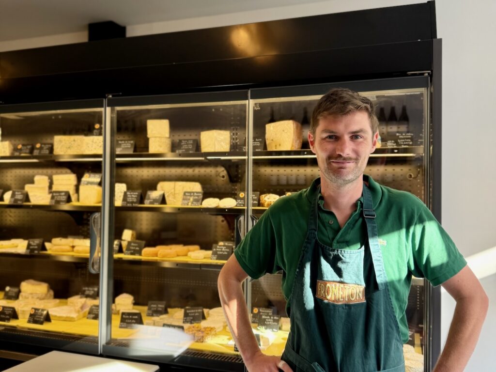 Frometon est une crémerie-fromagerie installée dans le quartier Sainte-Anne à Marseille : quatre-vingt-cinq variétés, une cave en circuit court et une terrasse de dégustation à venir. (jean-marie)