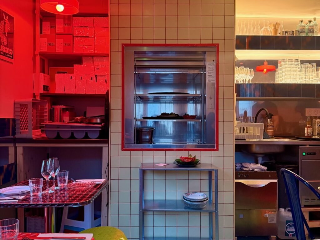 Khantok est un restaurant aux accents vietnamiens et laotiens situé dans le 5e arrondissement de Marseille, entre Camas et place Sébastopol, avec un rooftop à ne pas manquer. (monte-plats)