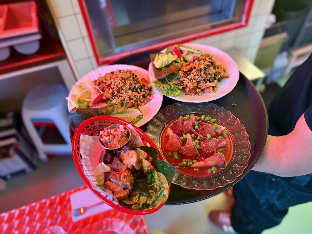 Khantok est un restaurant aux accents vietnamiens et laotiens situé dans le 5e arrondissement de Marseille, entre Camas et place Sébastopol, avec un rooftop à ne pas manquer. (plateau)