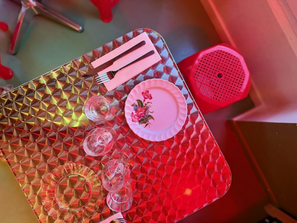 Khantok est un restaurant aux accents vietnamiens et laotiens situé dans le 5e arrondissement de Marseille, entre Camas et place Sébastopol, avec un rooftop à ne pas manquer. (table